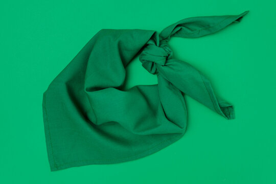 Pa&ntilde;uelo verde sobre fondo verde como s&iacute;mbolo por el 28 de septiembre, D&iacute;a de Acci&oacute;n Global por un Aborto Legal y Seguro. Feminismo.