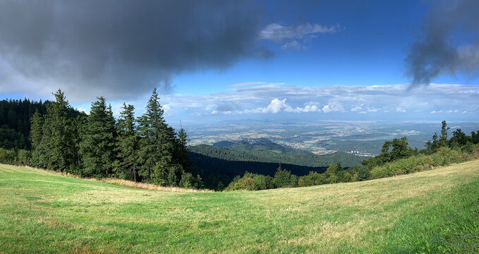 Eine Landschaft im Spätsommer, im Schwarzwald, in Deutschland. Dunkle Wolken sind über der Landschaft zu sehen.