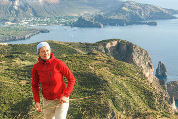 Unterwegs in der hügeligen Landschaft Liparis mit Ausblick auf den Krater des Vulcano © ARochau