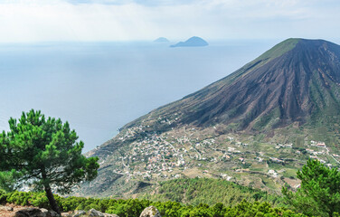 Die Liparischen Inseln im Tyrrhenischen Meer vor Sizilien - Salina, Ausblick nach Filicudi und...