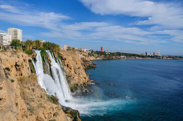 Fototapeta na wymiar Wasserfall direkt ins Meer an der türkischen Südküste 