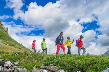 Spaß und gute Laune beim Wandern im Gebirge