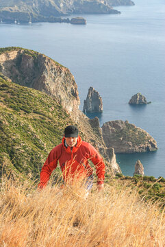 Unterwegs auf Lipari mit Ausblick auf die zerkl&uuml;ftete Steilk&uuml;ste im S&uuml;den der Insel