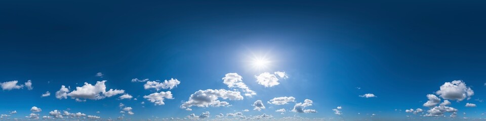 Naklejka na ściany i meble Nahtloses Panorama mit leicht bewölktem Himmel - 360-Grad-Ansicht mit schönen Cumulus-Wolken zur Verwendung in 3D-Grafiken als Himmelskuppel oder zur Nachbearbeitung von Drohnenaufnahmen