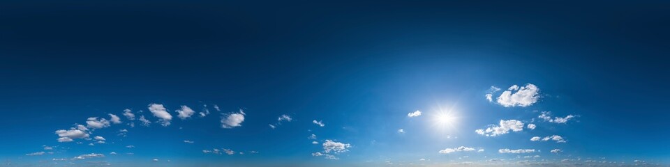 Nahtloses Panorama mit leicht bewölktem Himmel - 360-Grad-Ansicht mit schönen Cumulus-Wolken zur...