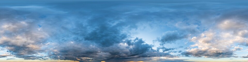 Fototapeta na wymiar Nahtloses Himmels-Panorama mit aufziehendem Unwetter,360-Grad-Ansicht mit dramatischen Wolken zur Verwendung in 3D-Grafiken als Himmelskuppel oder zur Nachbearbeitung von Drohnenaufnahmen 