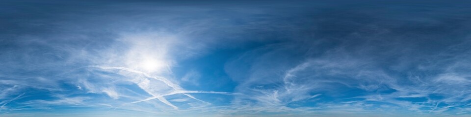 Nahtloses Panorama mit leicht bewölktem Himmel - 360-Grad-Ansicht mit schönen Cumulus-Wolken zur...