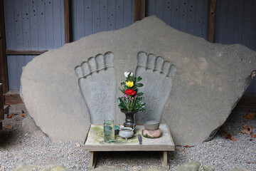 日本の仏教寺院にある仏足石 勧学寺