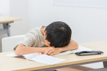 授業中に居眠りする子供（勉強嫌い・無気力・やる気が出ない）
                        