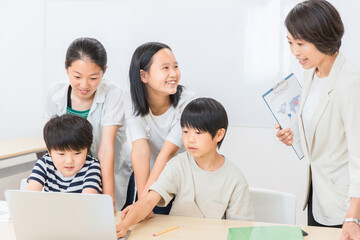 パソコンで授業を受ける子供達と先生（夏期講習・学童保育）
 - obrazy, fototapety, plakaty