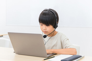オンライン授業を受ける小学生の子供

