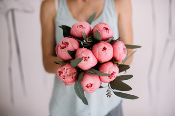 Very nice young woman holding big and beautiful mono bouquet of fresh pink peonies, cropped photo, bouquet close up - 530225638