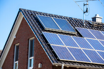 Fototapeta premium Einfamilienhaus mit Solaranlage bzw. Photovoltaikanlage
