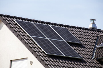 Fototapeta premium Einfamilienhaus mit Solaranlage bzw. Photovoltaikanlage