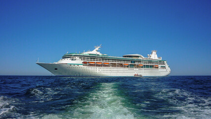 Traumreise Karibikkreuzfahrt mit Kreuzfahrtschiff - White cruiseship cruise ship anchoring at sea...
