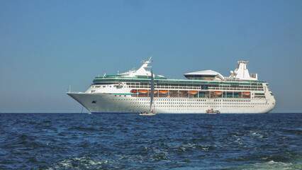 Traumreise Karibikkreuzfahrt mit Kreuzfahrtschiff - White cruiseship cruise ship anchoring at sea...