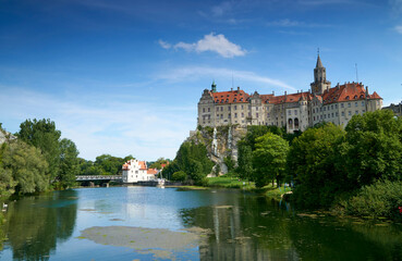 Obraz premium Hohenzollern Castle with Danube River
