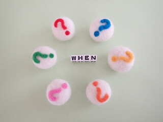 複数のカラフルなはてなマークの中心に、whenいつ？の単語