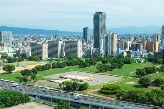 奈良時代の都、難波の宮。緑とビルディングの景色。歴史の舞台で大阪観光。大阪空撮。