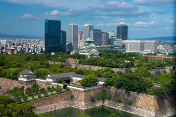 大阪城は堀と緑と都会のビルに囲まれた見晴らしの良い城郭。大阪の観光と歴史の中心地。