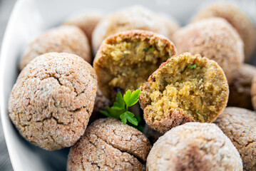 Deliziose polpette vegetariane con farina di ceci, cibo italiano 