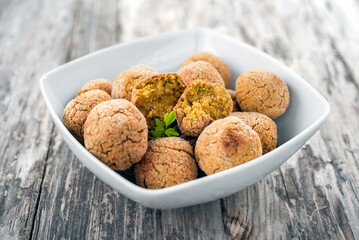 Deliziose polpette vegetariane con farina di ceci, cibo italiano 