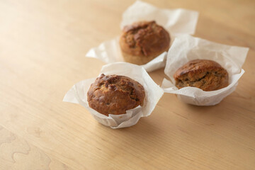 テーブルの上のマフィン