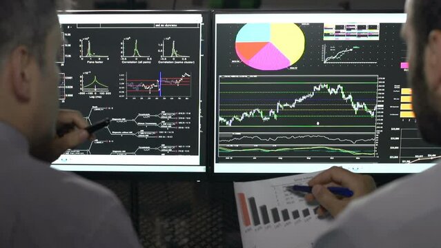 traders analyzing stocks
