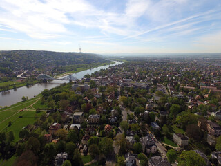 Dresden Blick auf das Elbtal elbe fluß häuser altstadt und blaues wunder brücke sowie blasewitz...