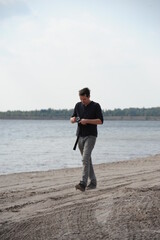 mann läuft am meer strand beach entlang