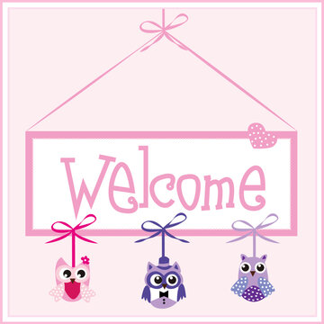 Cartel de bienvenida con b&uacute;hos en tonos rosas.
