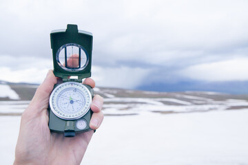 Naklejka premium compass in hand find way destination