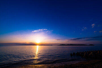 加太の砂浜から見る友ヶ島へ沈む夕日