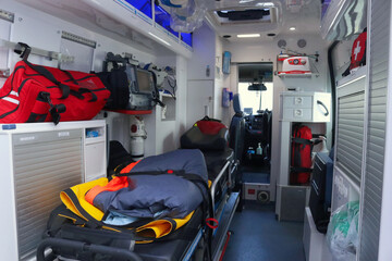 Ambulans medyczny (karetka) widok w środku - obrazy, fototapety, plakaty