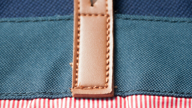 Correa de cuero en tejido denim azul sobre estampado a rayas