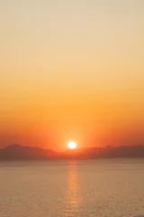 Poster de jardin Mer / coucher de soleil Paysage de mer, bord de mer avec montagnes, soleil sur ciel sans nuages au coucher du soleil et à l& 39 horizon