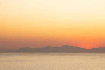 Paysage de mer, bord de mer avec montagnes, ciel sans nuages au coucher du soleil et à l& 39 horizon