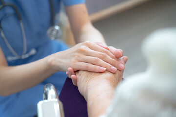 Nurses shake hands with elderly patients who are sick with affection.