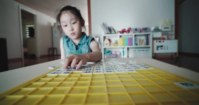 The child learns puzzle numbers.