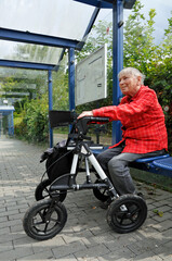 frau mit rollator unterwegs