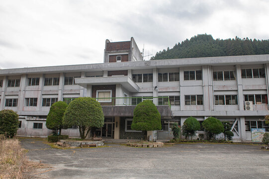 閉校になった小学校の校舎