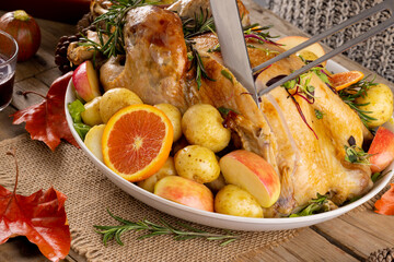 Obraz premium Close up of plate of thanksgiving roast turkey being carved and vegetables