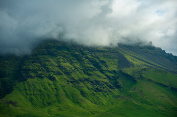 Wolken am Berghang