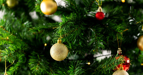 Fototapeta na wymiar Image of close up of christmas tree with red and gold baubles decoration