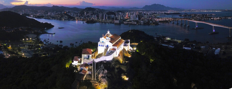 Convento da Penha e a Ba&iacute;a de Vit&oacute;ria.