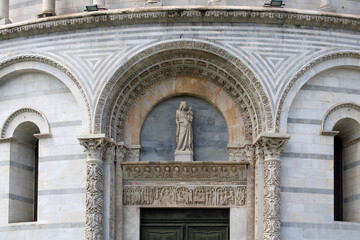 Fototapeta na wymiar Portale del Battistero di San Giovanni Battista a Pisa