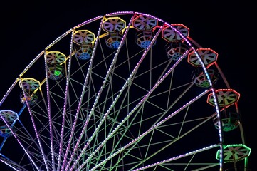 Hoch hinaus bei Nacht - Illuminiertes Riesenrad