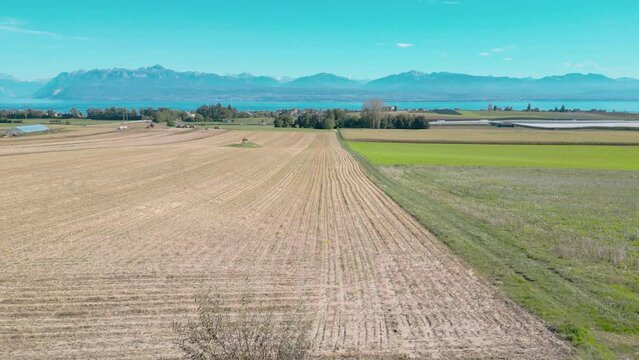 Une maman et son b&eacute;b&eacute; saluent avec transition vers le lac L&eacute;man