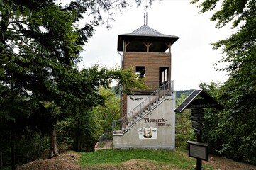 Der rekonstruktuierte Bismarck Turm bei Sitzendorf in Thüringen ist ein beliebter Aussichtsturm -...