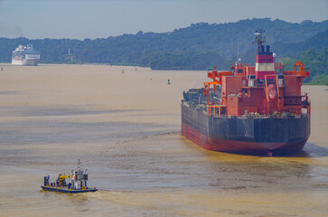 Princess Kreuzfahrtschiff Coral fahren durch Gatunsee im Panama Kanal	- Luxury Princess cruiseship...